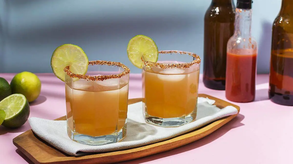 Con clamato, salsa, limón y sal, quien no ha disfrutado de una michelada para calmar el calor